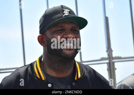 April 15, 22, 2022. Ken Griffey Jr attend Jackie Robinson Day 2022 a  Tribute around MLB on 75th anniversary of Robinson's debut in Time Square  in New York April 15, 2022 Credit; RW/MediaPunch Stock Photo - Alamy