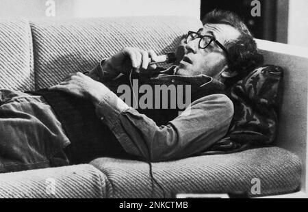 1979 , USA : The  american actor and movie director WOODY ALLEN in MANHATTAN  (1979 ) by himself . - FILM - CINEMA - MOVIE - attore - regista cinematografico - ebreo - occhiali  da vista - glasses -  lens -  couch - divano - registratore - magnetofono - magnetophone  - psicanalisi - psycanalisis - divano - couch - sofa --- ONLY FOR EDITORIAL USE --- NOT FOR PUBBLICITARY USE -------- Archivio GBB Stock Photo