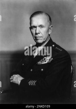 1946 , USA :  Official portrait of General George Catlett Marshall ( 1880 - 1959 ) was an American military leader, Chief of Staff of the Army, Secretary of State, and the third Secretary of Defense.  Marshall served as the United States Army Chief of Staff during the war and as the chief military adviser to President Franklin D. Roosevelt. As Secretary of State, his name was given to the Marshall Plan , for which he was awarded the Nobel Peace Prize in 1953 .-  FOTO STORICHE - HISTORY  -  PIANO MARSHALL - RICOSTRUZIONE DALLA SECONDA GUERRA MONDIALE - WW2nd - WWII - WORLD WAR II - ritratto - p Stock Photo