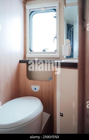Petite salle de bains lavabo en verre à l'intérieur d'une remorque de luxe  pour camping-cars Photo Stock - Alamy