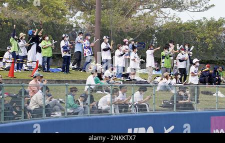 Former major leaguer Wladimir Balentien of the Yakult Swallows responds to  supporters after hitting his 55th home run during the 6th inning in the  ballgame against the Hiroshima Carp at the Jingu