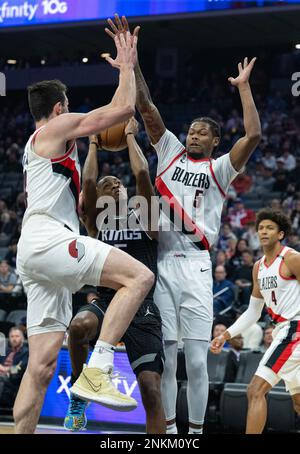Sacramento, CA, USA. 23rd Feb, 2023. Portland Trail Blazers forward Drew Eubanks (24) and Portland Trail Blazers Cam Reddish surround Sacramento Kings guard De'Aaron Fox (5) in the first quarter during a game at Golden 1 Center in Sacramento, Thursday, Feb. 23, 2023. (Credit Image: © Paul Kitagaki Jr./ZUMA Press Wire) EDITORIAL USAGE ONLY! Not for Commercial USAGE! Stock Photo