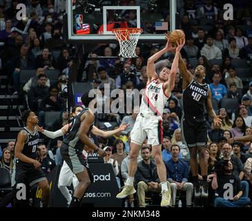 Sacramento, CA, USA. 23rd Feb, 2023. Sacramento Kings forward Harrison Barnes (40) battles Portland Trail Blazers forward Drew Eubanks (24) for rebound in the second quarter during a game at Golden 1 Center in Sacramento, Thursday, Feb. 23, 2023. (Credit Image: © Paul Kitagaki Jr./ZUMA Press Wire) EDITORIAL USAGE ONLY! Not for Commercial USAGE! Stock Photo