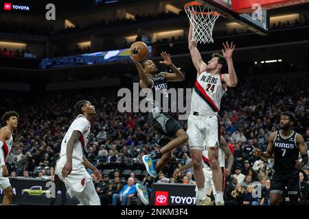 Sacramento, CA, USA. 23rd Feb, 2023. Sacramento Kings guard De'Aaron Fox (5) scores on Portland Trail Blazers forward Drew Eubanks (24) in the second quarter during a game at Golden 1 Center in Sacramento, Thursday, Feb. 23, 2023. (Credit Image: © Paul Kitagaki Jr./ZUMA Press Wire) EDITORIAL USAGE ONLY! Not for Commercial USAGE! Stock Photo