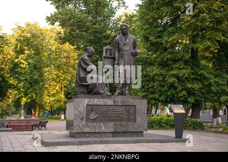 VYSHNY VOLOCHEK, RUSSIA - JULY 15, 2022: Monument to the famous Russian artist A.G. Venetsianov in the city park on a sunny July morning Stock Photo