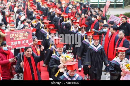 On the day of 100-day countdown to the Senior High School Entrance ...