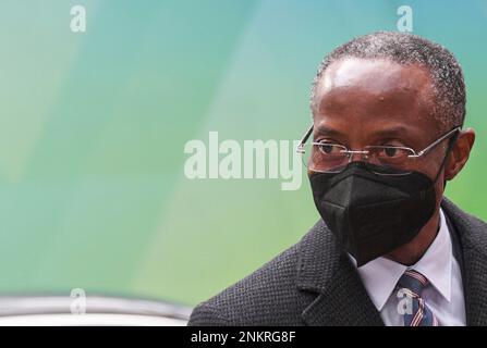 Angola's vicepresident Bornito de Sousa Baltazar Diogo, center