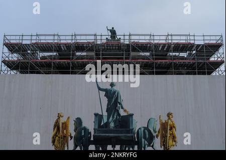 Triumphal Arch of the Carousel going through repairs during the winter in Paris Stock Photo