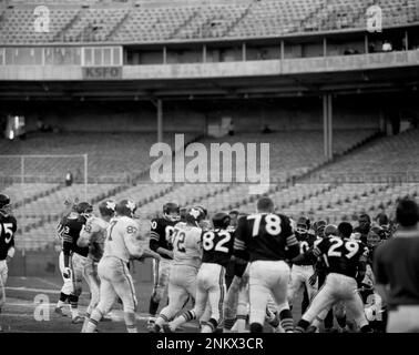 The Oakland Raiders play the Dallas Texans at Candlestick Park, September  24, 1961 Wayne Crow (22) crosses the goal line (Bob Campbell/San Francisco  Chronicle via AP Stock Photo - Alamy