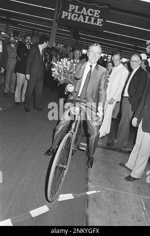 State Secretary Van Zeil opens the trade fair for flower retailers in the Jaarbeurs in Utrecht by bicycle ca. 1985 Stock Photo