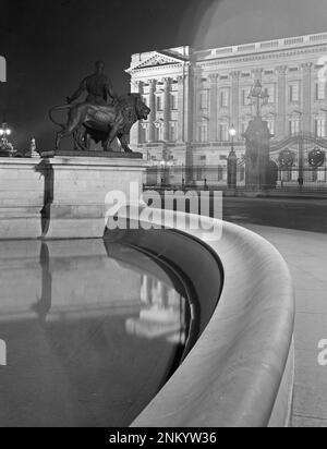 Pond at Buckingham Palace at night in London ca. 1930s-1950s Stock Photo