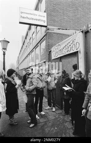 Netherlands History: Work stoppage by civil servants Municipal Housing Department in Amsterdam; handing out pamphlets ca. February 12, 1980 Stock Photo