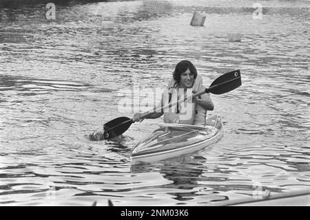 Recordings Superstar by the AVRO in Vlaardingen, Paul Litjens while canoeing ca. 4 August 1976 Stock Photo