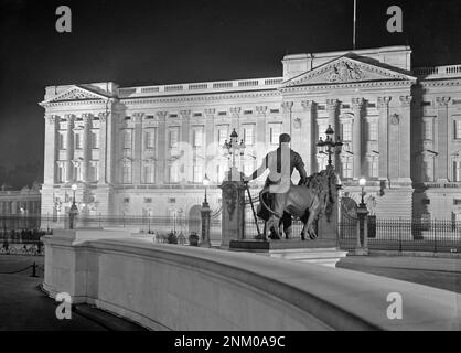 View of the illuminated Buckingham Palace in London ca: 1930s-1950s Stock Photo