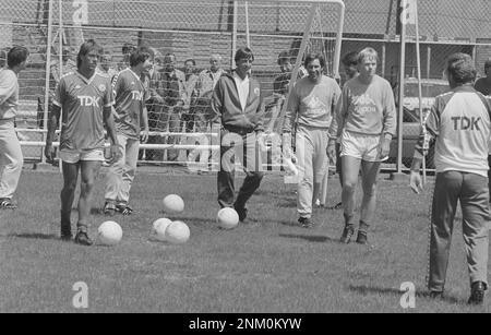 First Ajax training new season; Rob de Wit Peter Boeve, Ajax manager Johan Cruijff, Arnold Mühren, Ronald Koeman ca. 1985 Stock Photo