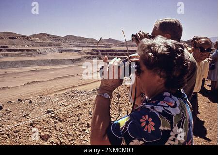 1970s America: The American Association for Retired Persons (AARP) tours the 300 ft open pit copper mine at the Duval Corp ca. 1972 Stock Photo