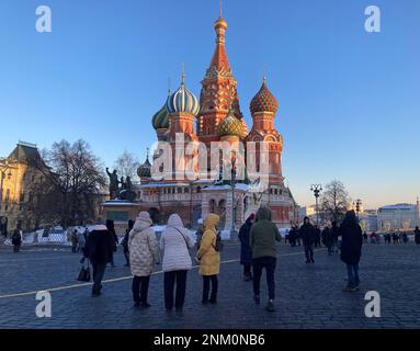 Moskau, Russia. 23rd Feb, 2023. - People stroll through Red Square on the Russian holiday 'Day of the Defender of the Fatherland'. The 'Day of the Defender of the Fatherland,' celebrated in Russia on February 23, honors the country's military and is a nationwide holiday. (to dpa 'One year of war: Mourning and confidence in Kiev - Z symbols in Moscow') Credit: Hannah Wagner/-/dpa/Alamy Live News Stock Photo