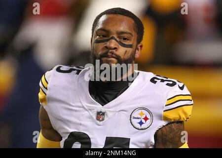 KANSAS CITY, MO - JANUARY 16: Pittsburgh Steelers running back Najee Harris  (22) smiles before an AFC wild card playoff game between the Pittsburgh  Steelers and Kansas City Chiefs on Jan 16