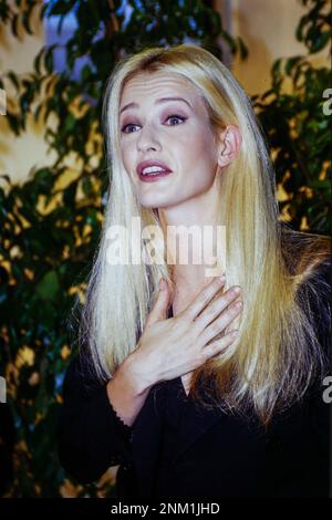 Karen Mulder présente une poupée mannequin à son effigie