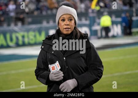 ESPN reporter Lisa Salters works before an NFL football game between the  Tennessee Titans and the Buffalo Bills Monday, Oct. 18, 2021, in Nashville,  Tenn. (AP Photo/Mark Zaleski Stock Photo - Alamy