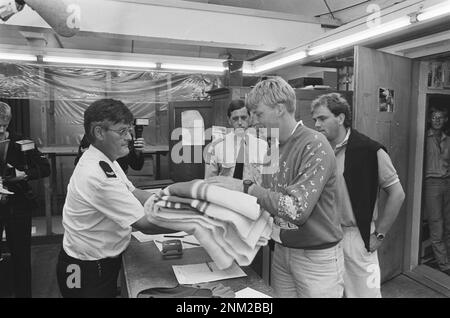 Prince Willem Alexander in military service with the navy in Den Helder; Willem Alexander receives his clothes and blankets from foerier Van de Berg ca. 1985 Stock Photo