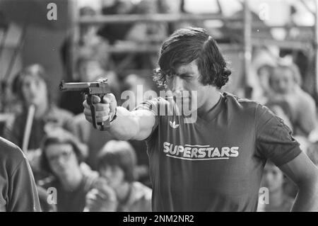 Recordings Superstar by the AVRO in Vlaardingen, Paul Litjens during pistol shooting ca. 4 August 1976 Stock Photo