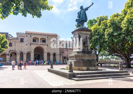 Colombus statue and Cathedral of the Americas, Columbus Park (Parque Colón), Santo Domingo, Dominican Republic, Greater Antilles, Caribbean Stock Photo