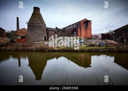 Kiln of the Top Bridge Pottery Price & Kensington, in Longport, Stoke-on-Trent, Staffordshire and Trent and Mersey Canal Stock Photo