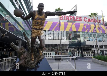 Los Angeles, California, USA. 26th June, 2018. Los Angeles Lakers president  of basketball operations, Earvin ''Magic'' Johnson, center, rookies  Sviatoslav Mykhailiuk, right, and Moritz Wagner pose with their new jerseys  at an