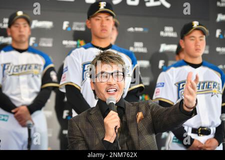 Nippon-Ham Fighters manager Tsuyoshi Shinjo and players take part