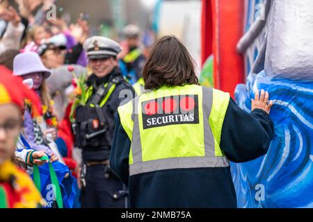 Rosenmontagszug in Düsseldorf, Private Sicherheitsdienste, Security eingesetzt beim Strassenkarneval, NRW, Deutschland Stock Photo