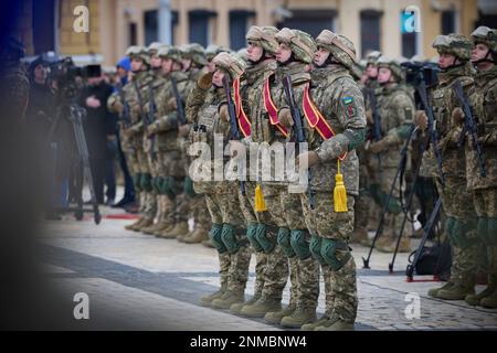 Kyiv, Ukraine. 24th Feb, 2023. Ukrainian soldiers stand at attention during the 1st anniversary of the Russian invasion at Saint Sophia's Square, February 24, 2023 in Kyiv, Ukraine. Credit: Pool Photo/Ukrainian Presidential Press Office/Alamy Live News Stock Photo