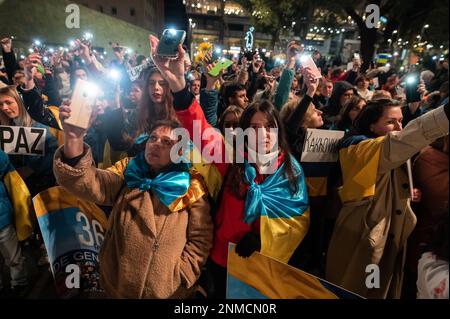 Madrid, Spain. 24th Feb, 2023. People raise their mobiles with the flashlight on during a protest where members of the Ukrainian community have gathered to protest against the Russian invasion of Ukraine, demanding peace and the end of war, coinciding with the first anniversary of Russia's invasion of Ukraine. Credit: Marcos del Mazo/Alamy Live News Stock Photo