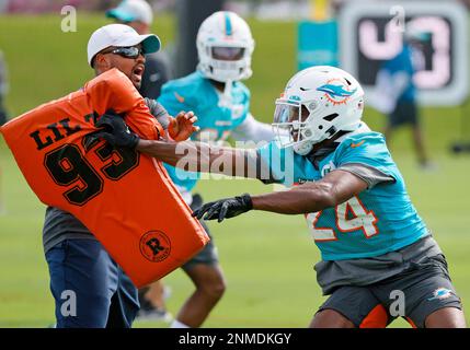 Miami Dolphins cornerback Byron Jones warms up during a mandatory minicamp  at the NFL football team's training camp, Wednesday, June 16, 2021, in  Davie, Fla. (AP Photo/Wilfredo Lee Stock Photo - Alamy