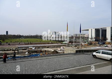Blick vom Reichstag auf das Bundeskanzleramt und Paul-Löbe-Haus.Das Reichstagsgebäude am Platz der Republik in Berlin ist seit 1999 Sitz des Deutschen Stock Photo
