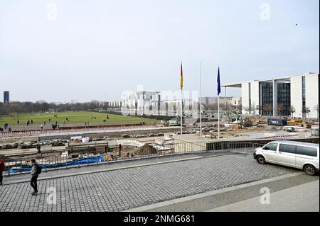 Blick vom Reichstag auf das Bundeskanzleramt und Paul-Löbe-Haus.Das Reichstagsgebäude am Platz der Republik in Berlin ist seit 1999 Sitz des Deutschen Stock Photo