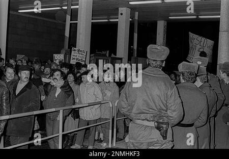 GDR, Berlin, 15.01.1990, occupation of the Stasi headquarters in Normannenstrasse, citizens stream through the entrance, Peoples Police officers look Stock Photo