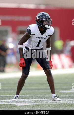 Cincinnati cornerback Ahmad Sauce Gardner holds up a jersey for the New  York Jets with the 4th pick in the NFL football draft on Thursday, April,  28 2022 in Las Vegas. (AP Photo/Gregory Payan Stock Photo - Alamy