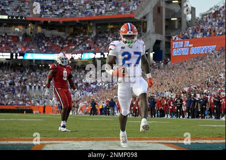 florida running back dameon pierce 27 rushes for a 2 yard touchdown as florida atlantic linebacker caliph brice 9 watches during the first half of an ncaa college football game saturday sept 4 2021 in gainesville fla phelan m ebenhack via ap 2nmp098