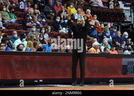 UNCASVILLE, CT - August 26: Los Angeles Sparks guard Erica Wheeler (17)  calls a play during a WNBA game between Los Angeles Sparks and Connecticut  Sun on August 26, 2021, at Mohegan