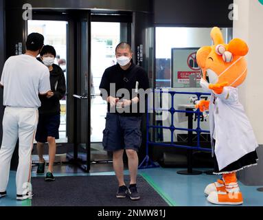 Mondo Mascots on X: Giabbit, the mascot for the Yomiuri Giants, greets  people coming to get a Covid vaccine at Tokyo Dome. The Giants play  baseball there, and it is currently a