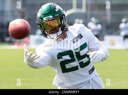 New York Jets tight end Trevon Wesco (85) runs against the Miami Dolphins  during an NFL football game, Sunday, Nov. 21, 2021, in East Rutherford,  N.J. (AP Photo/Adam Hunger Stock Photo - Alamy