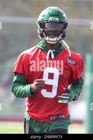 New York Jets tight end Trevon Wesco (85) runs against the Miami Dolphins  during an NFL football game, Sunday, Nov. 21, 2021, in East Rutherford,  N.J. (AP Photo/Adam Hunger Stock Photo - Alamy