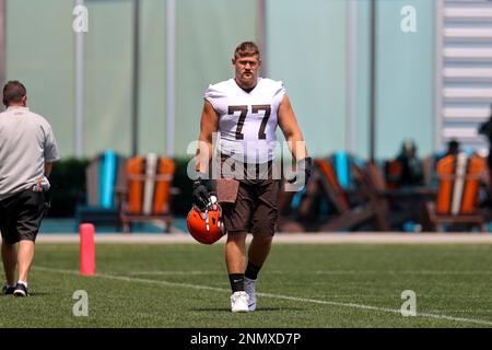 Cleveland Browns' Wyatt Teller takes part in drills during an NFL football  practice at FirstEnergy Stadium, Thursday, June 16, 2022, in Cleveland. (AP  Photo/Ron Schwane Stock Photo - Alamy