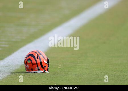 A Cincinnati Bengals helmet sits on the sidelines during an NFL football  game against the Cleveland Browns, Tuesday, Dec. 13, 2022, in Cincinnati.  (AP Photo/Jeff Dean Stock Photo - Alamy