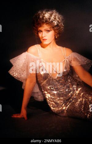 BERNADETTE PETERS in PENNIES FROM HEAVEN (1981), directed by HERBERT ROSS. Credit: M.G.M. / Album Stock Photo