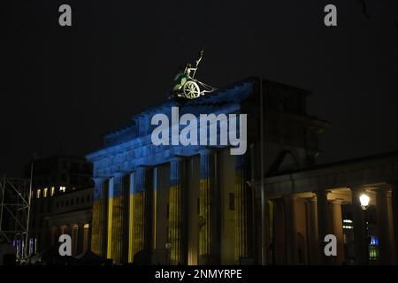 Germany, Berlin, 02/24/2023. Brandenburger Tor shines in Ukraine colors on the anniversary of the Russian attack on Ukraine on the Platz des 18. März (March 18 Square). Stock Photo