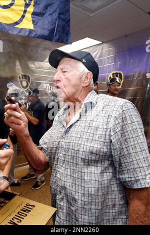 Bob uecker hi-res stock photography and images - Alamy