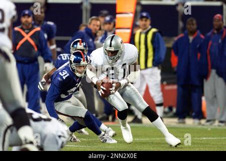 25 Nov 2001: Tim Brown of the Oakland Raiders during the Raiders 28-10  victory over the New York Giants at Giants Stadium in East Rutherford, New  Jersey. (Icon Sportswire via AP Images