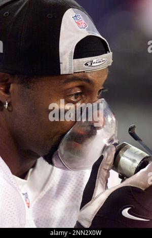 25 Nov 2001: Tim Brown of the Oakland Raiders during the Raiders 28-10  victory over the New York Giants at Giants Stadium in East Rutherford, New  Jersey. (Icon Sportswire via AP Images